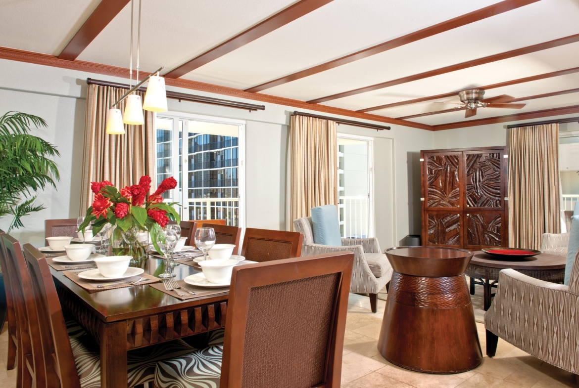 Wyndham at Waikiki Beach Walk dining room