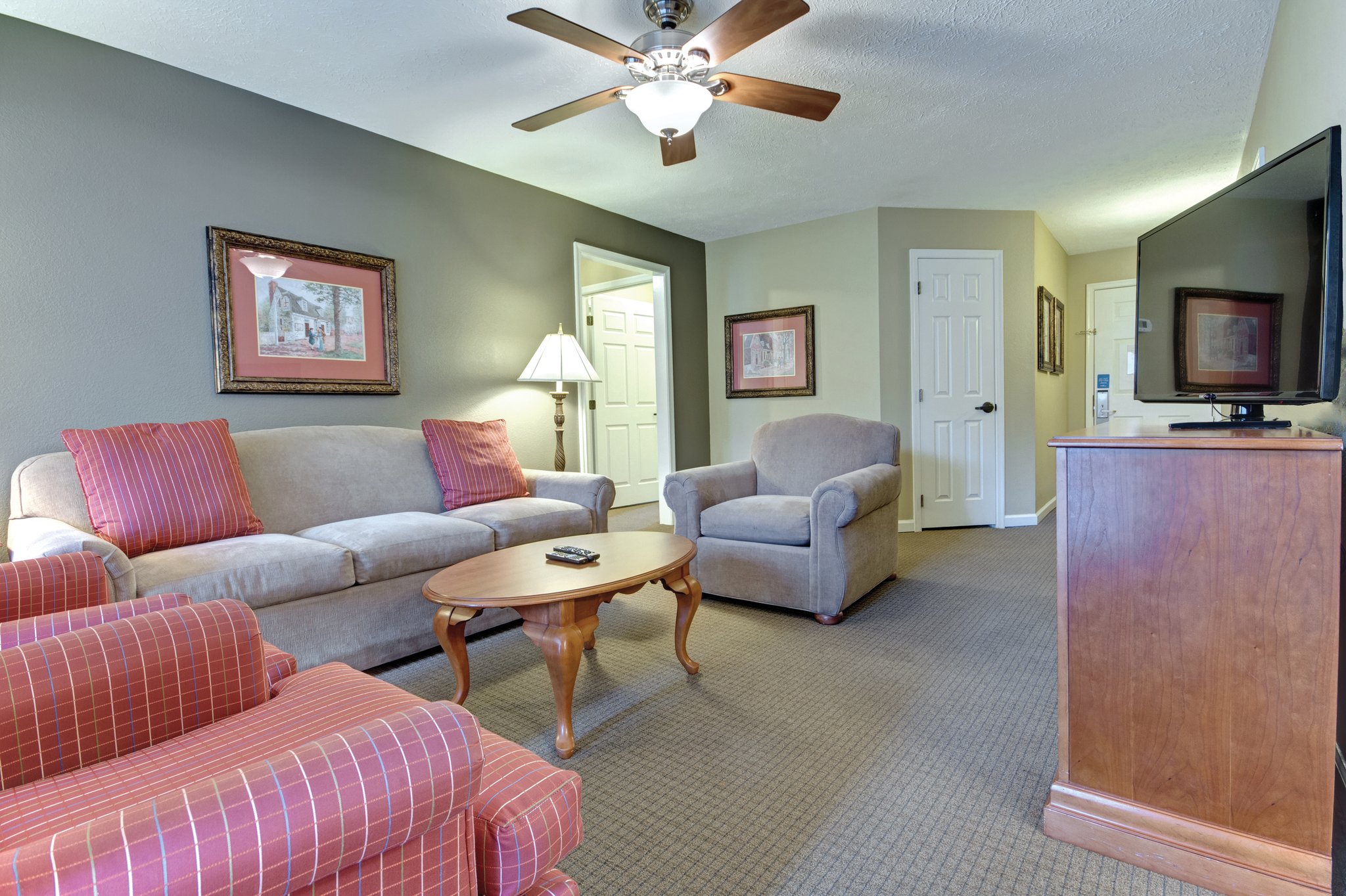 Wyndham Kingsgate living room