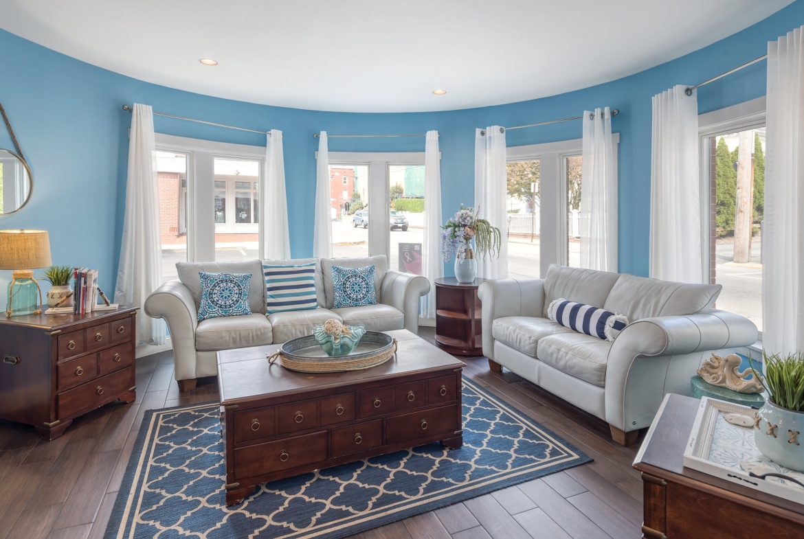 Wyndham Newport Onshore living room