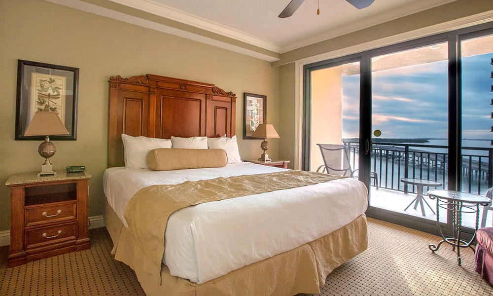 Club Wyndham Emerald Grande At Destin bed