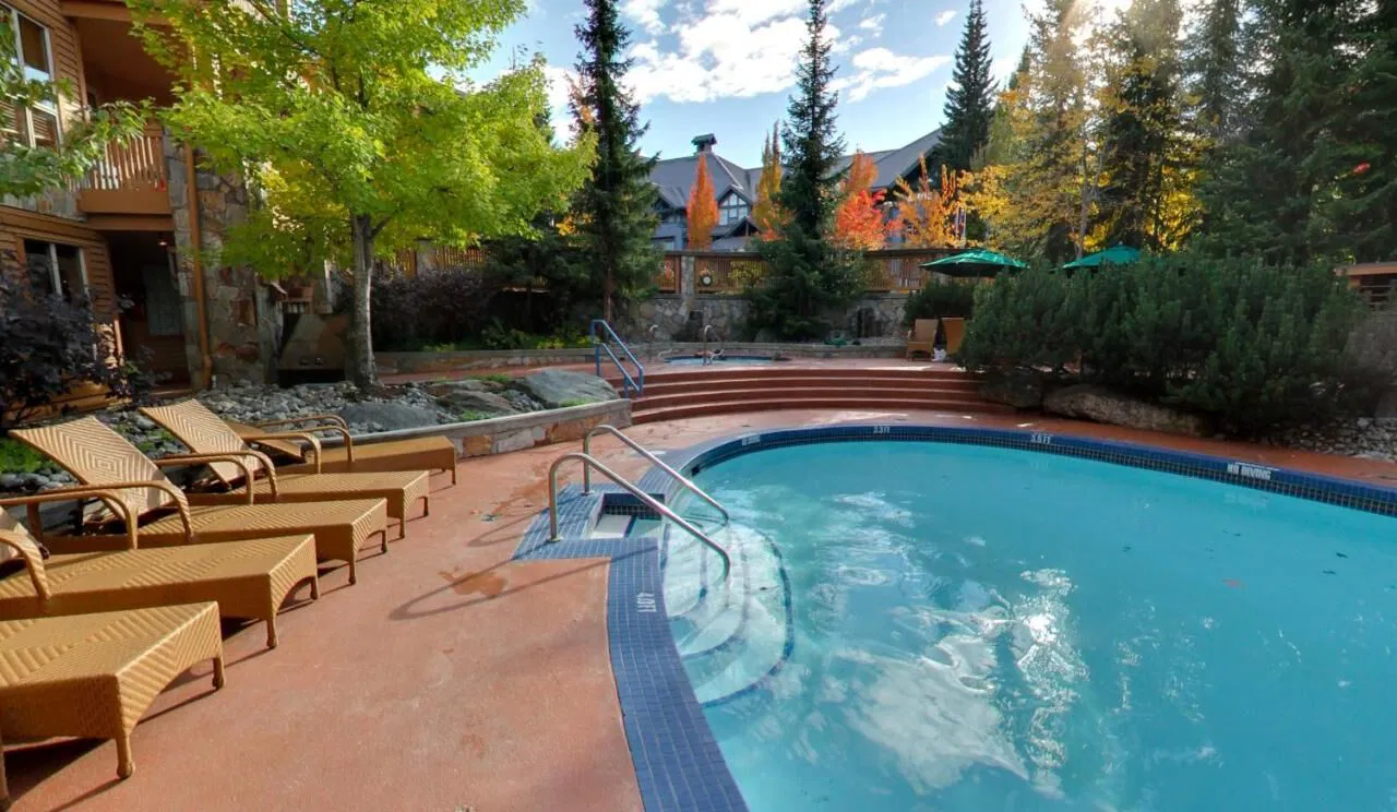 Hilton Grand Vacations Club Whistler outdoor pool