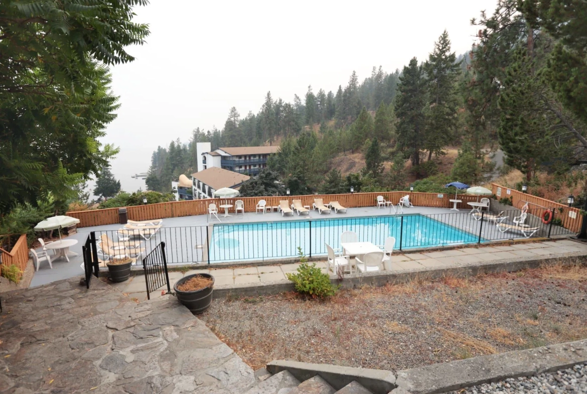 Lake Okanagan Resort pool