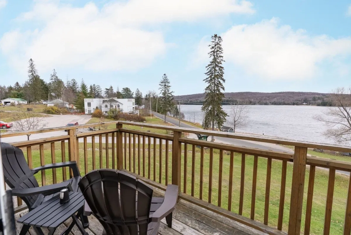 Haliburton Heights A Geoholiday Resort balcony