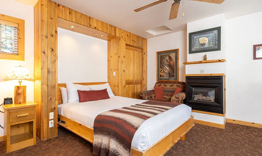 Red Wolf Lakeside Lodge Studio Unit