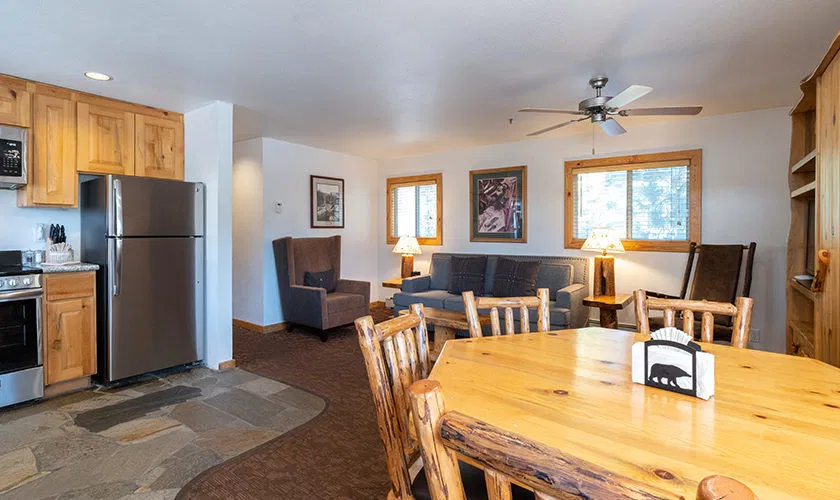 Red Wolf Lakeside Lodge Dining Area