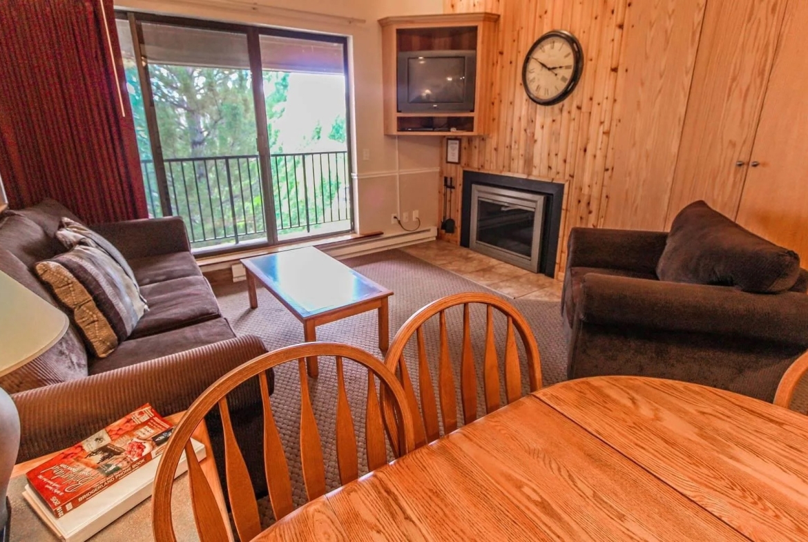 Bear Lake Timeshare living and dining