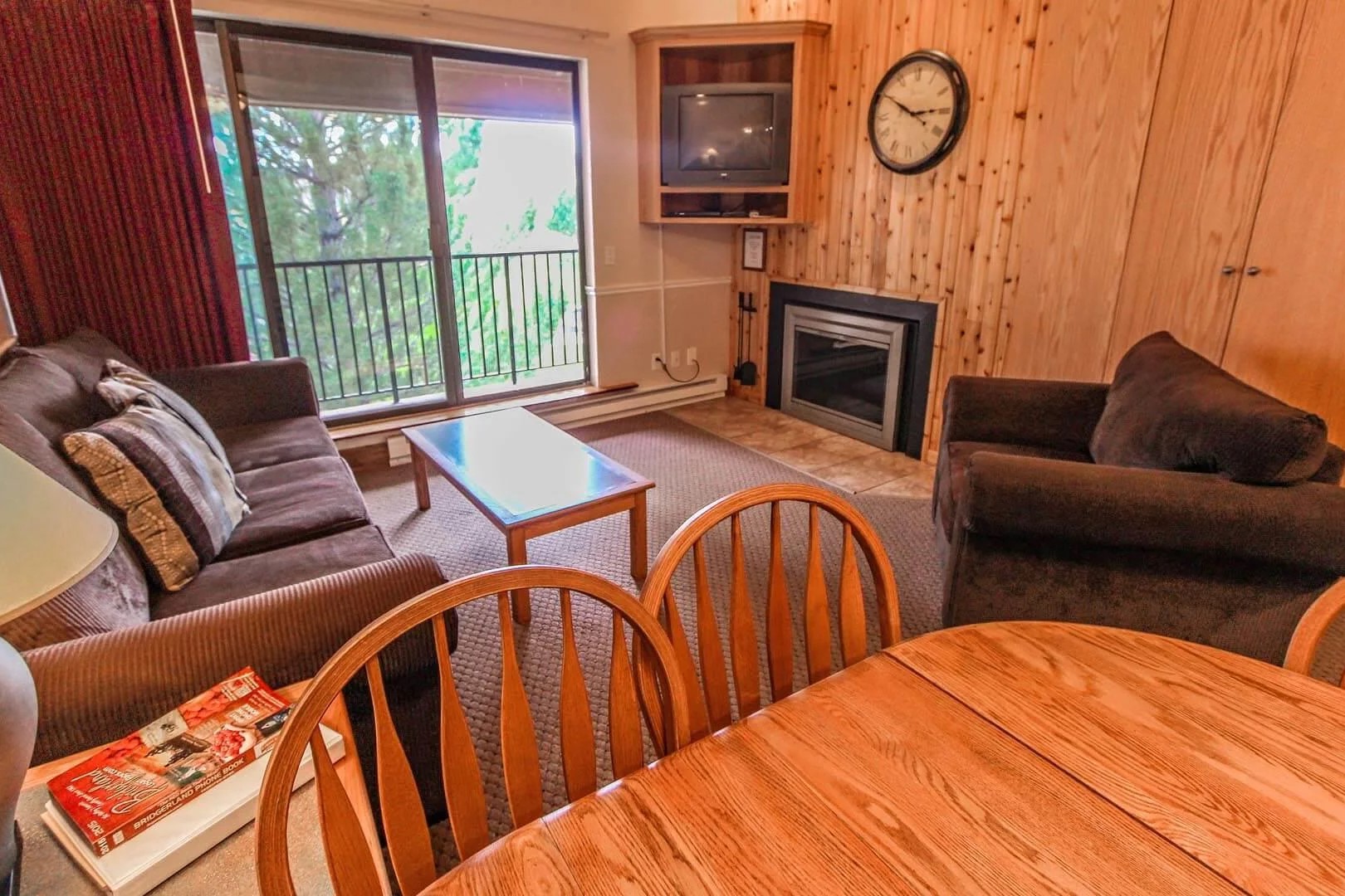 Bear Lake Timeshare living and dining