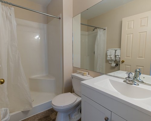 Georgian Manor Condo 125 bathroom