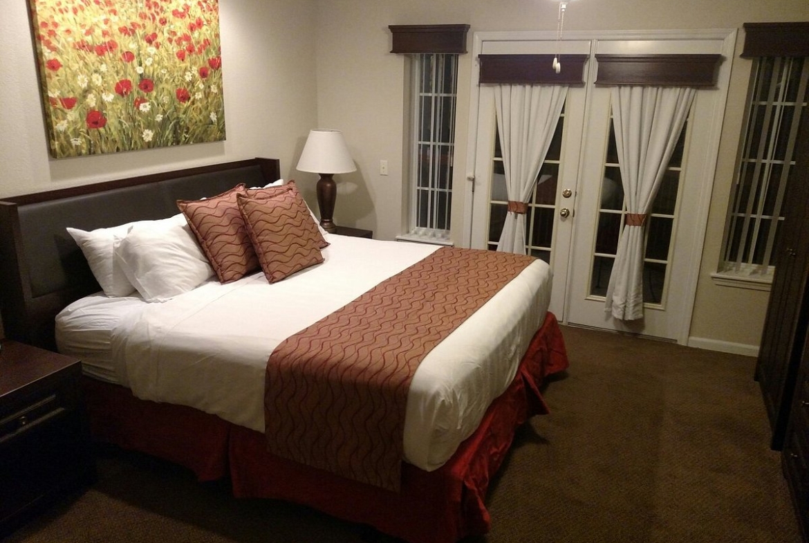 Grand Crowne Resort bedroom