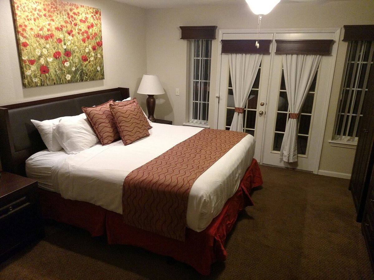 Grand Crowne Resort bedroom