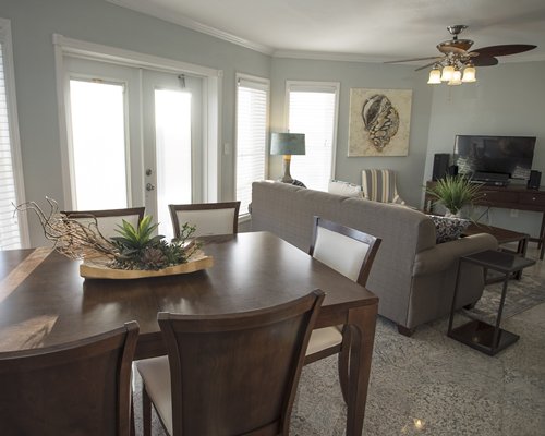 Seabreeze Vacation Villas & Marina dining room