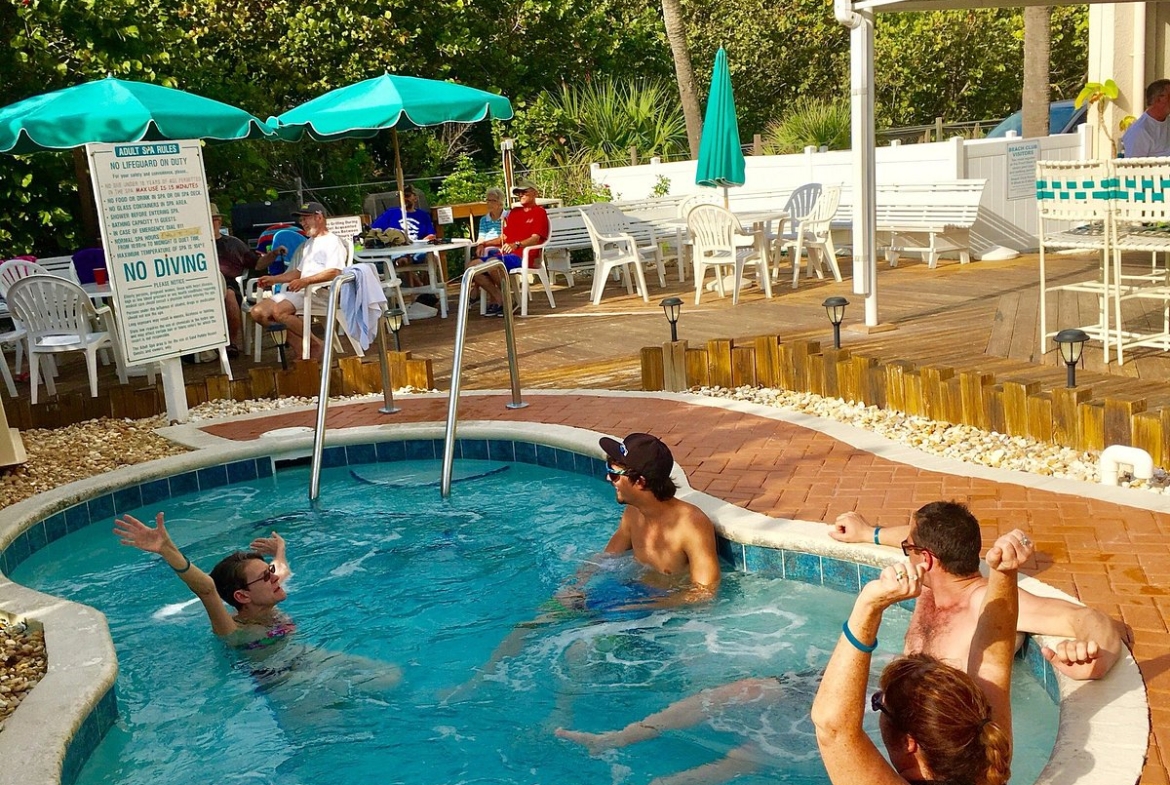 Sand Pebble Resort (Treasure Island) Hot Tub