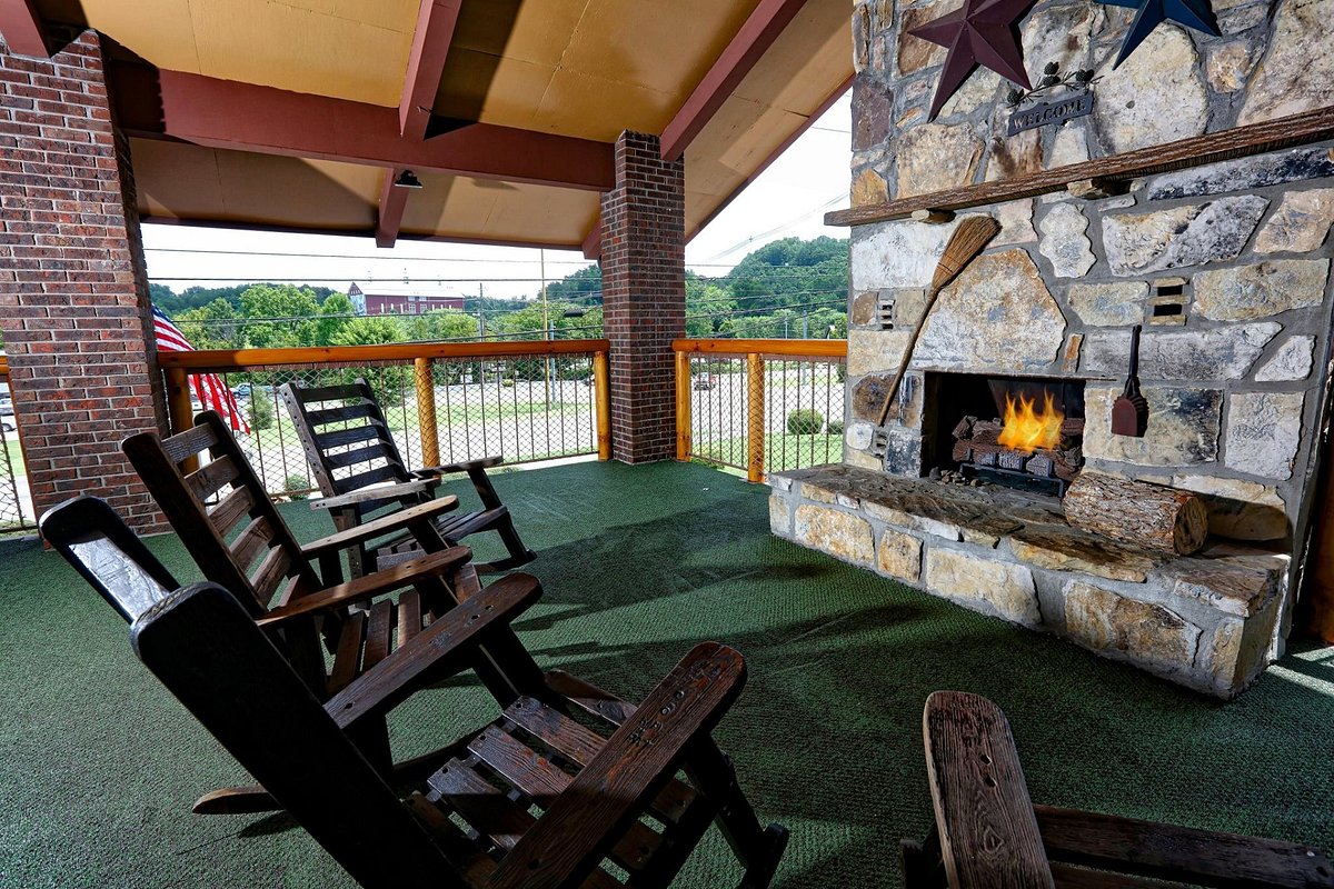 Wild Bear Inn Outdoor Lounge